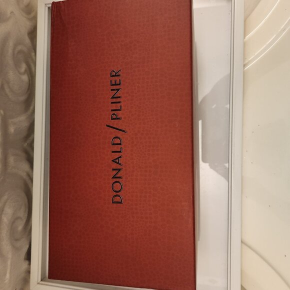 Donald Pliner Bronze Leather Flats. NIB. Size 6 - Picture 9 of 9